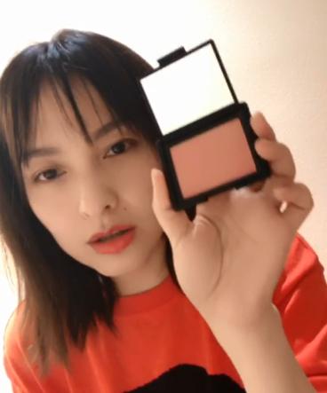 最近吴昕晒出一款的化妆水,吴昕参加活动用的什么护肤品