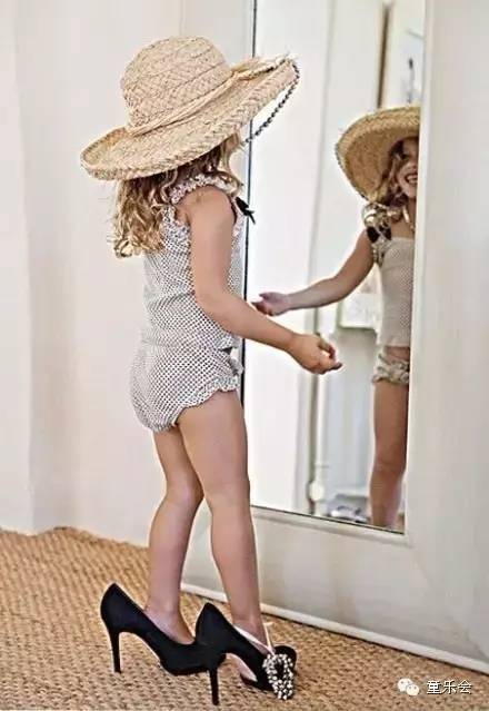 孩子从学校三楼跳下，只因妈妈在老师面前这么做