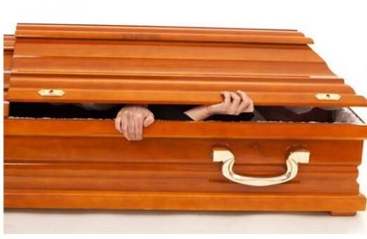 闪电劈死人事件,被闪电击中死亡的足球运动员