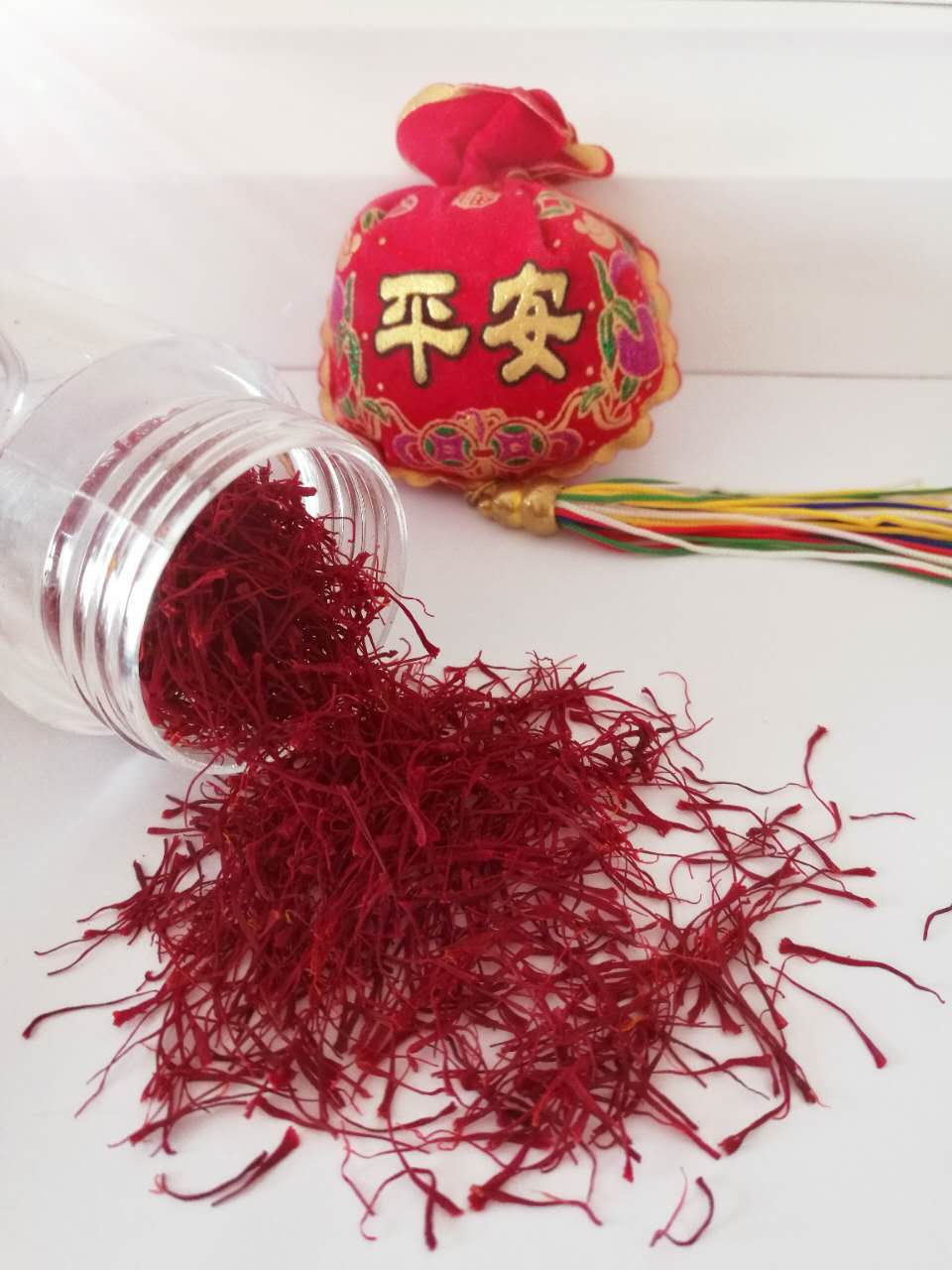 真假藏红花泡水图片,藏红花如何辨别真假