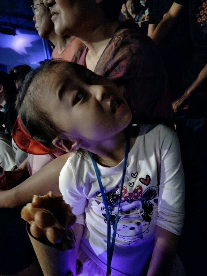 一家老小都去旅游啦,一家老小去游玩