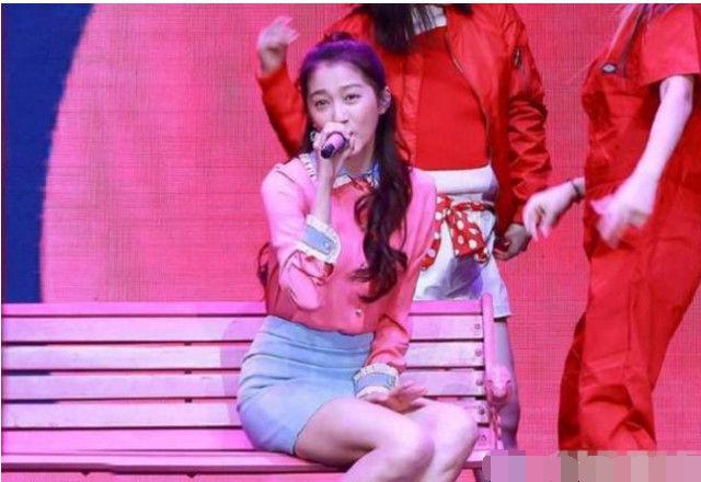 关晓彤录制春晚秀长腿,关晓彤北京台春晚粉色裙子