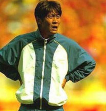 曾经的足坛第一前锋“浪子”曾骗情那英，吸毒打架