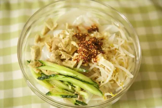 街头卖的凉皮好吗,路边摊你敢吃吗