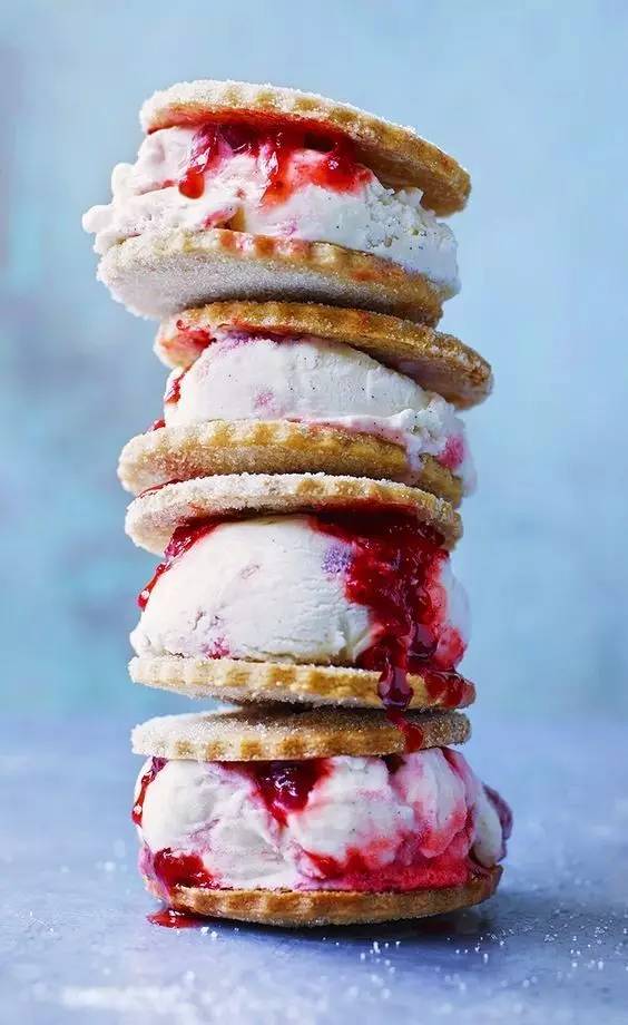 吃巧克力马卡龙冰淇淋三明治,哈根达斯牛奶太妃三明治冰淇淋