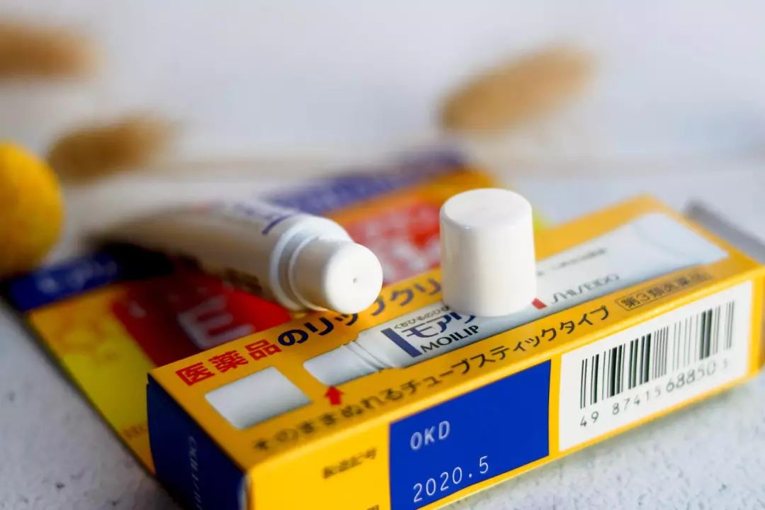 男士嘴唇干裂脱皮怎么回事,男士嘴唇干裂脱皮怎么办