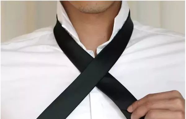 根据场合合理搭配,领带的选择和打法