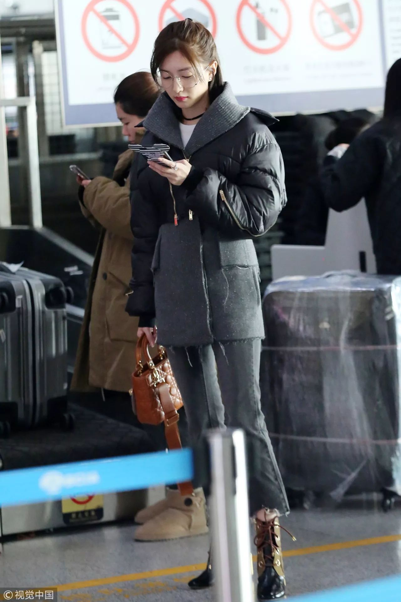 周冬雨古力娜扎同款穿搭,羽绒服凹造型