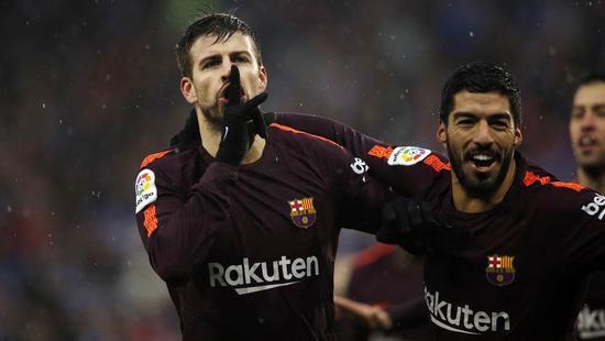 皮克惨遭黄牌警告,皮克被骂