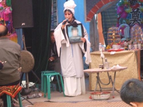 女鼓手去世完整版,丧礼女乐队奏哀乐