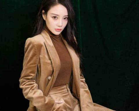 李小璐出席某活动捞金，撞衫43岁田海蓉丝绒西装，尴尬了 !