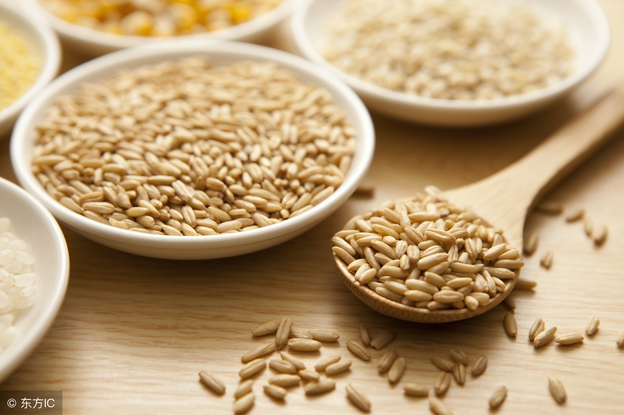 嘴唇干裂起皮怎么食补,冬季养生冬季嘴唇干裂起皮的原因