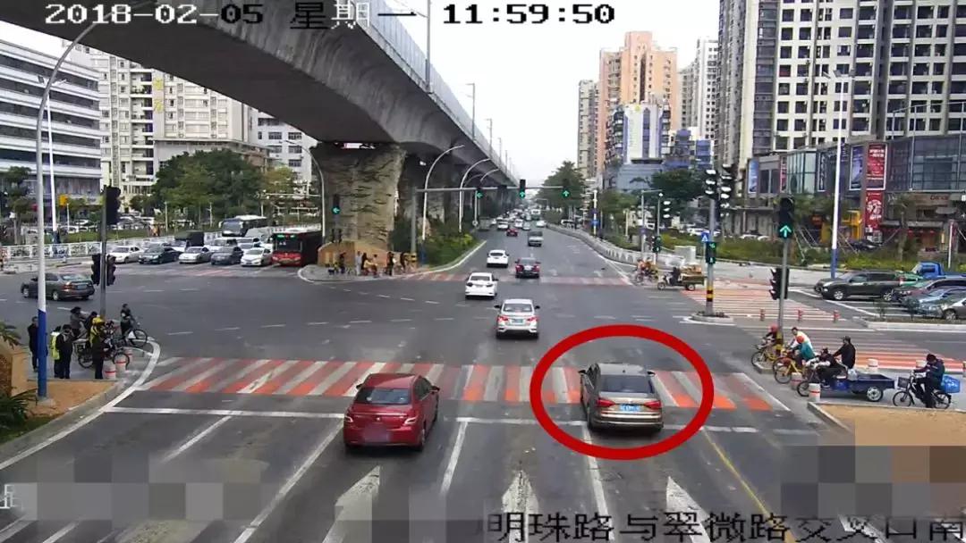 小伙突然昏迷热心路人纷纷抢救,男子突发昏迷多人救助