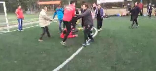 球员家长飞踹教练,背后原因令人唏嘘,中国足球希望何在?