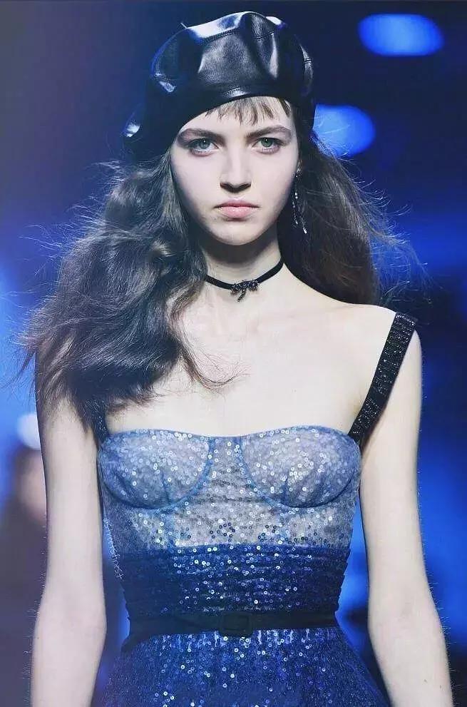 穿Dior星空裙的模特比ab还美!神似王思聪前女友,就是嘴巴怪怪的