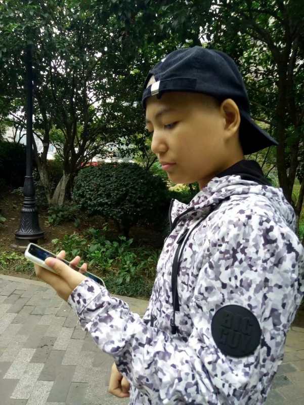 年轻女孩独自撑起家庭,女大学生坚强