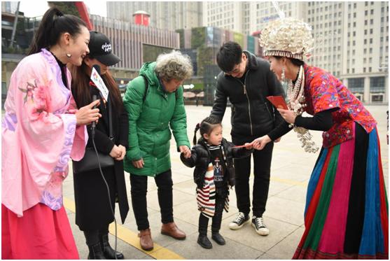 “酉阳桃女郎”贵阳街头派送万元回家路费