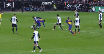 飞膝足以致命！梅西遭对手防守过度险受重伤，好在有惊无险！