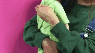 溢奶吐奶的原因及解决办法,两个多月的宝宝频繁溢奶吐奶