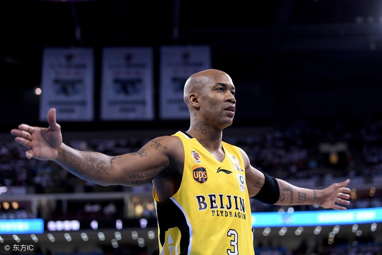 他打球上腿场外打人，却依然被很多人当做英雄！