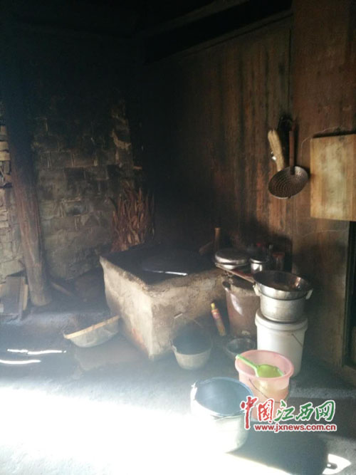 乐平版“酒干倘卖无”侄子带病照顾卧床十五年孤寡老人