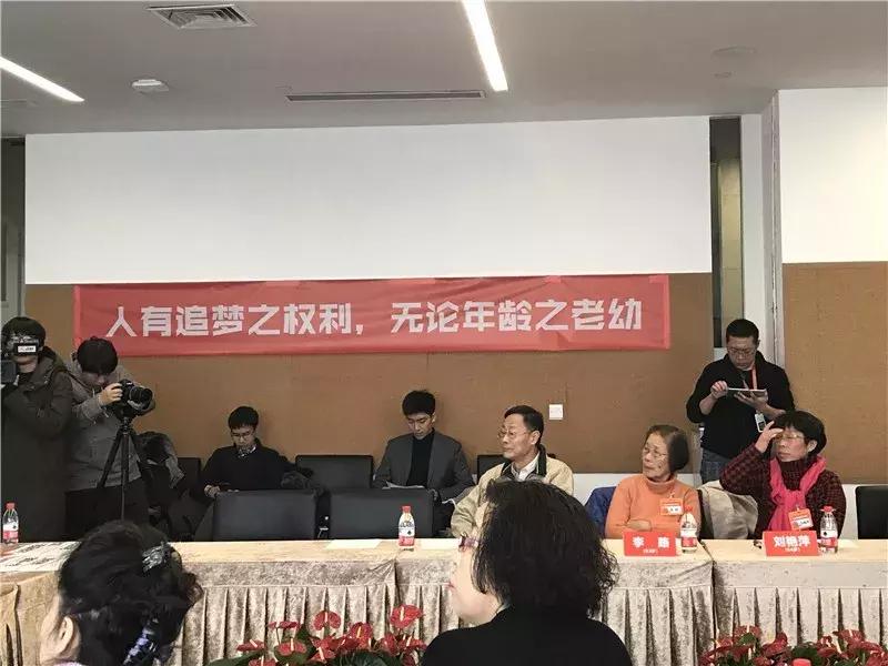 马云用40万年薪招老人，三千人报名9人面试，广场舞大妈说像朝圣