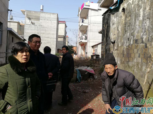 乐平版“酒干倘卖无”侄子带病照顾卧床十五年孤寡老人