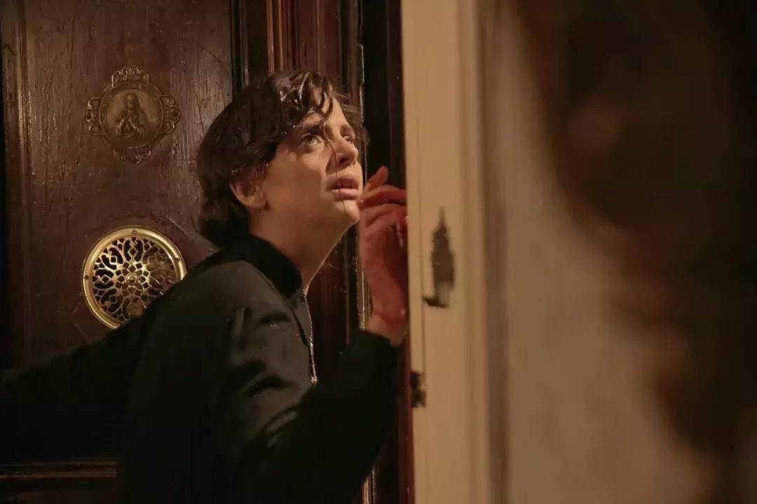 站在悬崖上的每个人，都以为自己只有一种选择