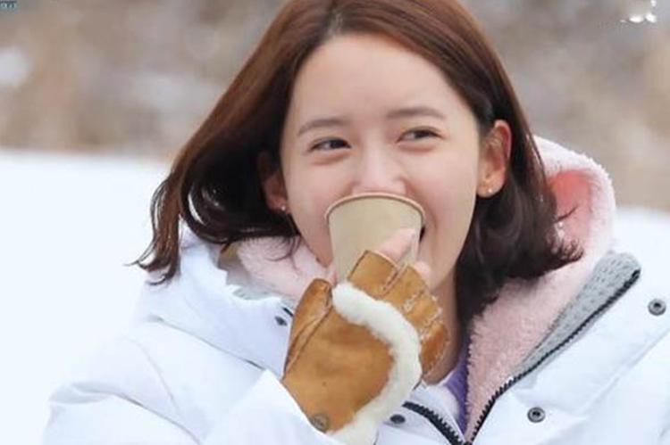 允儿白衫红裤出席活动,允儿韩国elle露脐装