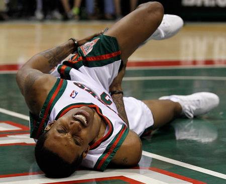 詹宁斯cba打架,詹姆斯cba