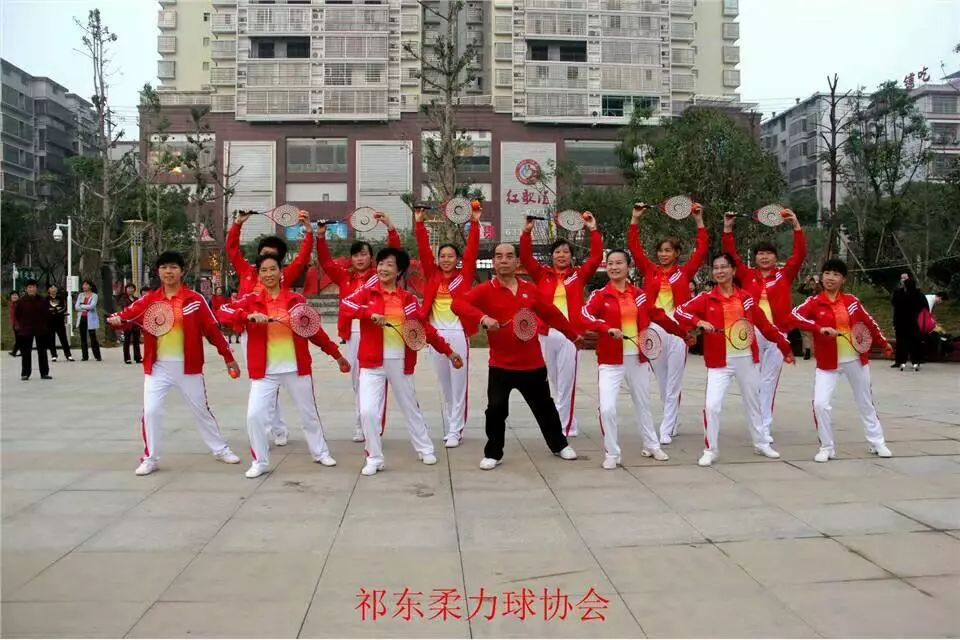 中老年人广场舞三人,中老年12人广场舞比赛