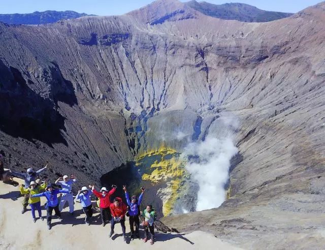 终极火山体验：在爪哇之巅，遇见蓝色地狱之火