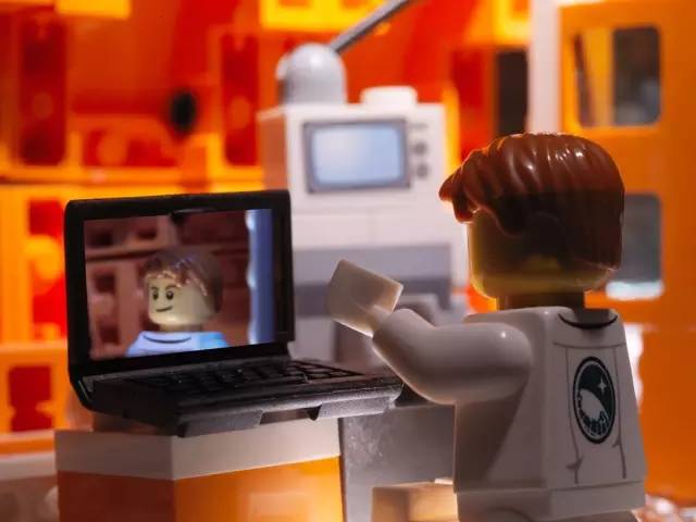 这对小夫妻竟然在家里造出了城堡、火星、九层妖塔