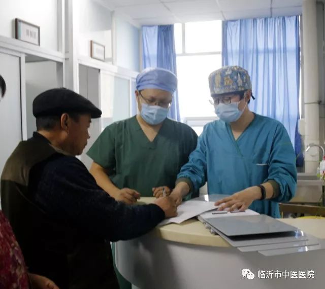 肛肠科病房走廊,病房爆满一床难求