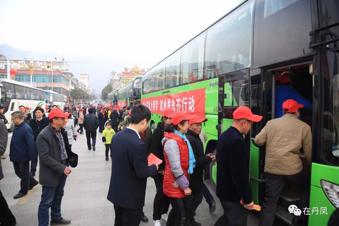 火!火!火!丹凤县2018年“春风行动”暨雨丹劳务协作现场招聘会爆棚啦!