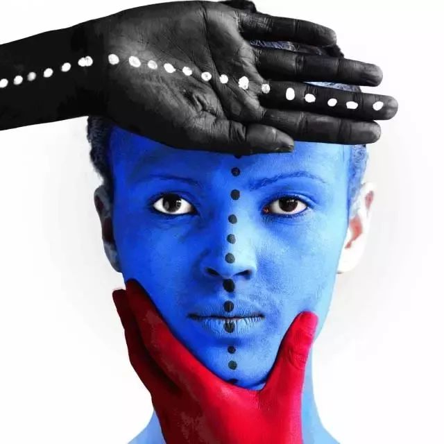 这些令人触目惊心的色彩背后,隐喻着一个国度屈辱的历史