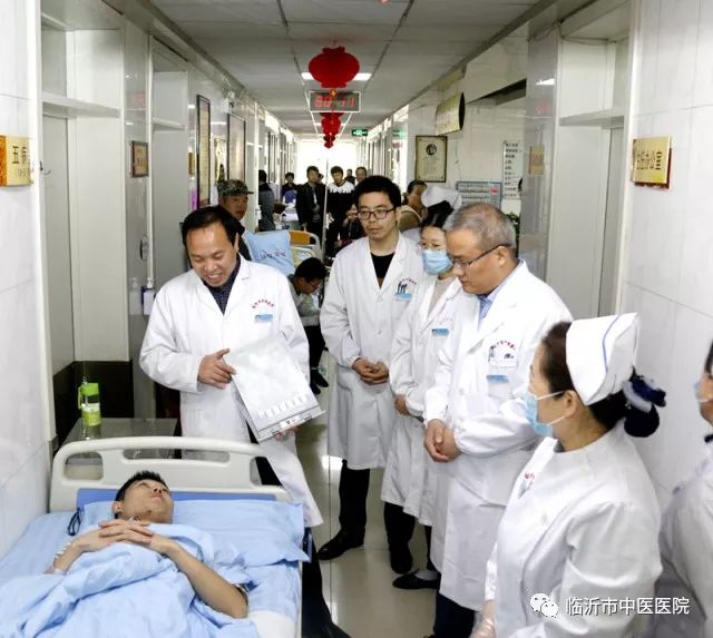 肛肠科病房走廊,病房爆满一床难求