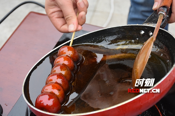 吃元宵猜灯谜社区居民载歌载舞,晃元宵猜灯谜家门口感受元宵味