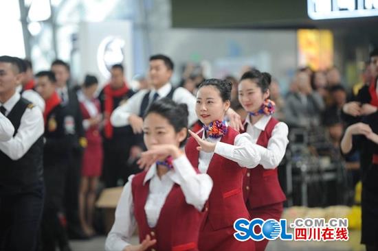 武汉机场空姐春运快闪,广州白云机场空姐空少快闪小苹果