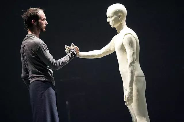 YT现场｜与三吨黏土共舞？艺术家如何让剧院变身作品的舞台