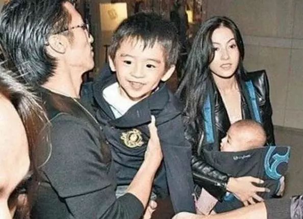 王菲谢霆锋同台集合,王菲谢霆锋甜蜜现场