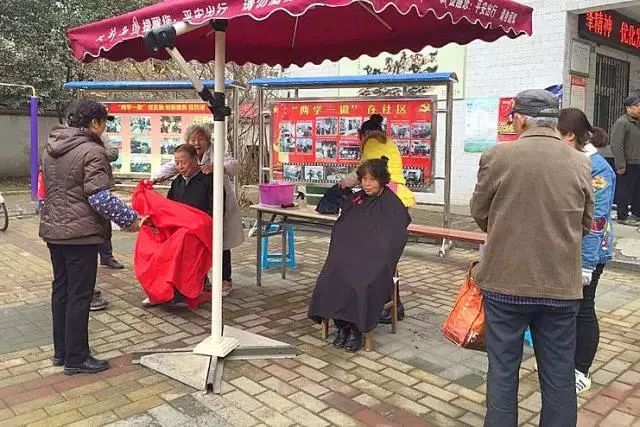 弘扬雷锋精神志愿服务暖人心,践行雷锋精神争做志愿服务先锋