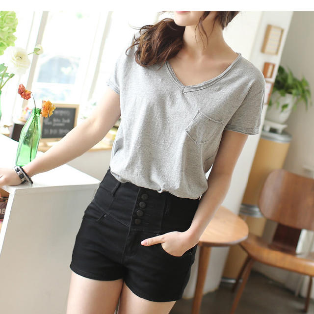 单穿吊带裙太露不好意思出门？只需一招让你美上加美