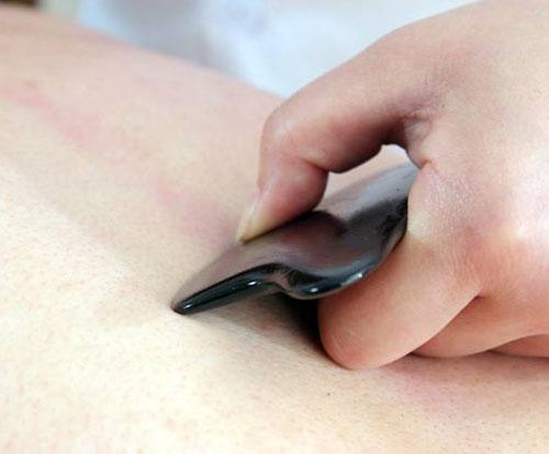 感冒喉咙痛刮痧刮哪个部位呢,感冒流清鼻涕刮痧刮哪里图解