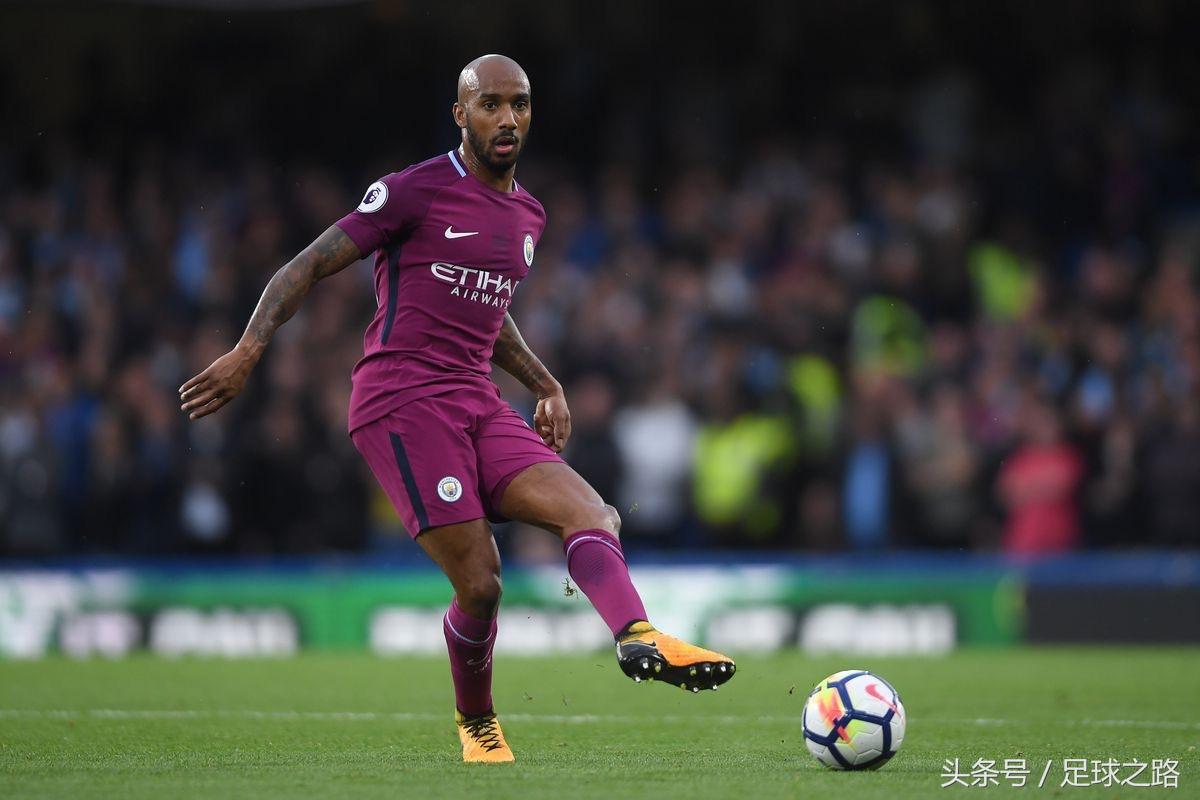 足球初学者教学接球,足球踢球正确姿势教学