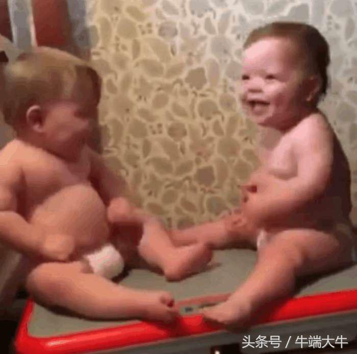 爸爸玩游戏吓小宝宝一跳,爸爸用玩具吓哭宝贝