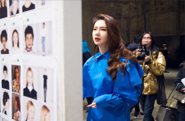 戚薇国际机场照,戚薇和老外的视频