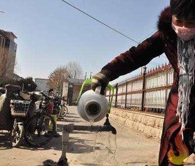 冬天水管冻住了怎样快速的解冻,水管冻住了怎么解冻最好的方法