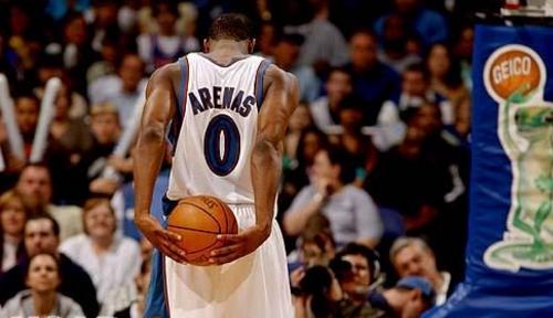 NBA谁的罚球习惯最有个性？基德亲吻爱妻成笑柄，1人深蹲式罚球！