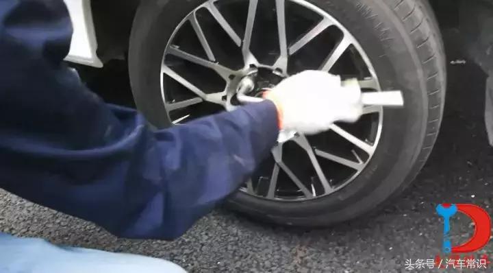 开车路上抛锚怎样换备胎,开车时轮胎爆胎如何自救